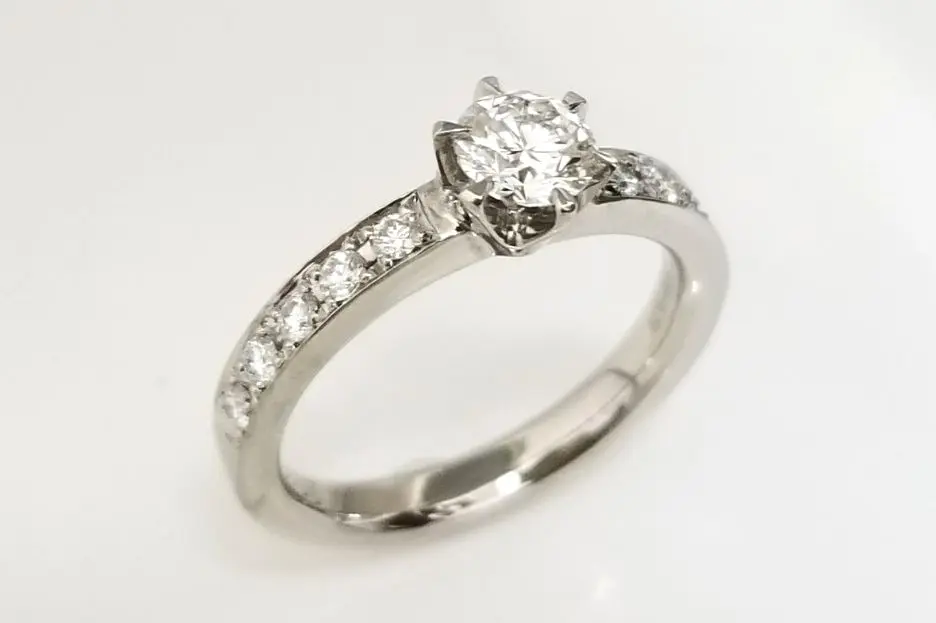 華やかなエンゲージリング | 結婚・婚約指輪のオーダーメイドは